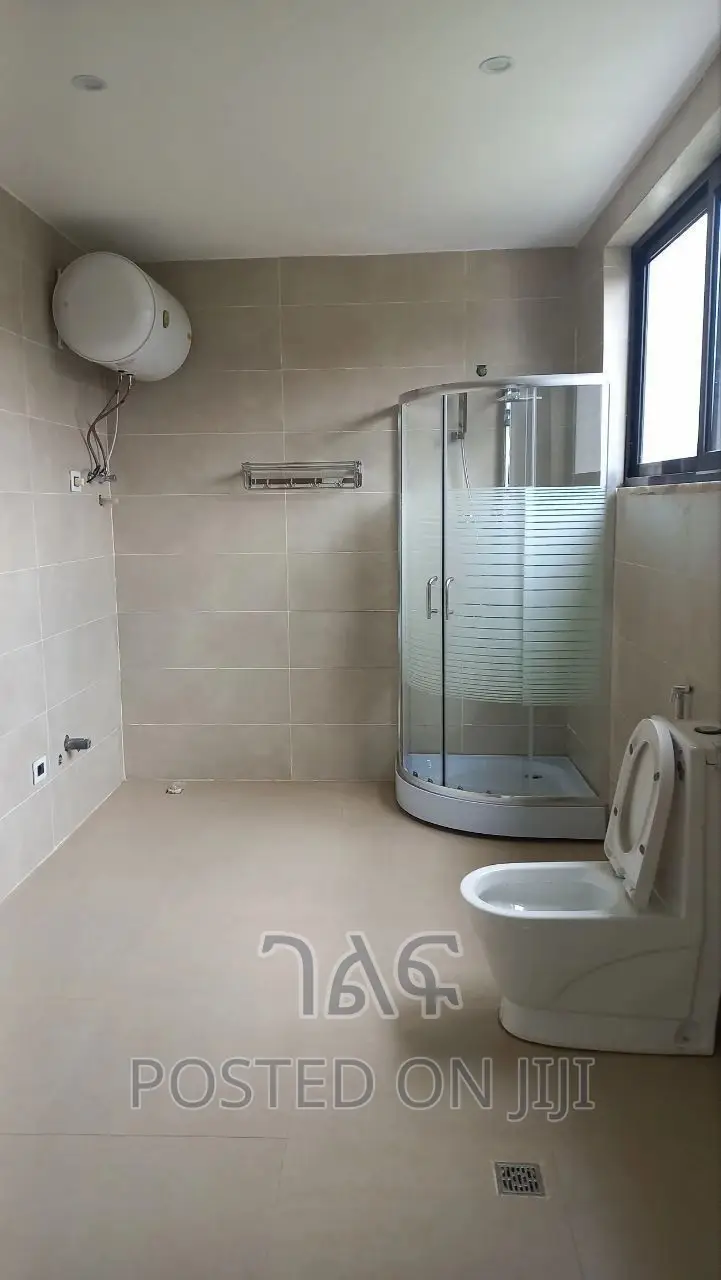 8bdrm House in የግል, Bole for Sale