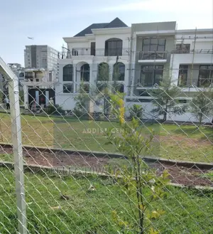 የሚሸጥ አዲስና ማንም ያልኖረበት ቆንጆ ቤት