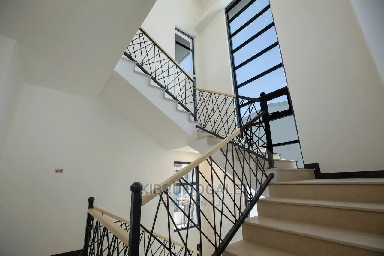 5bdrm House in Ayat, Bole for Sale