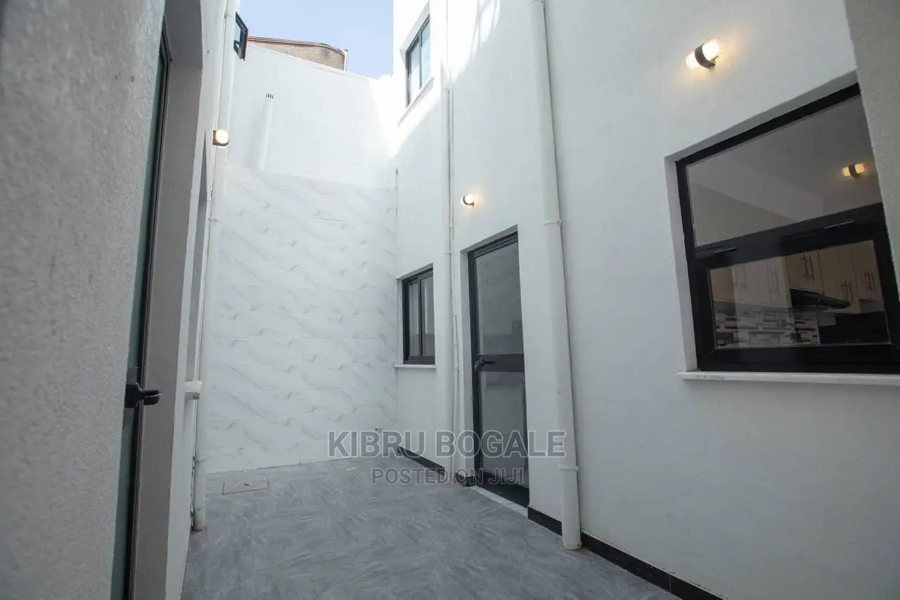 5bdrm House in Ayat, Bole for Sale