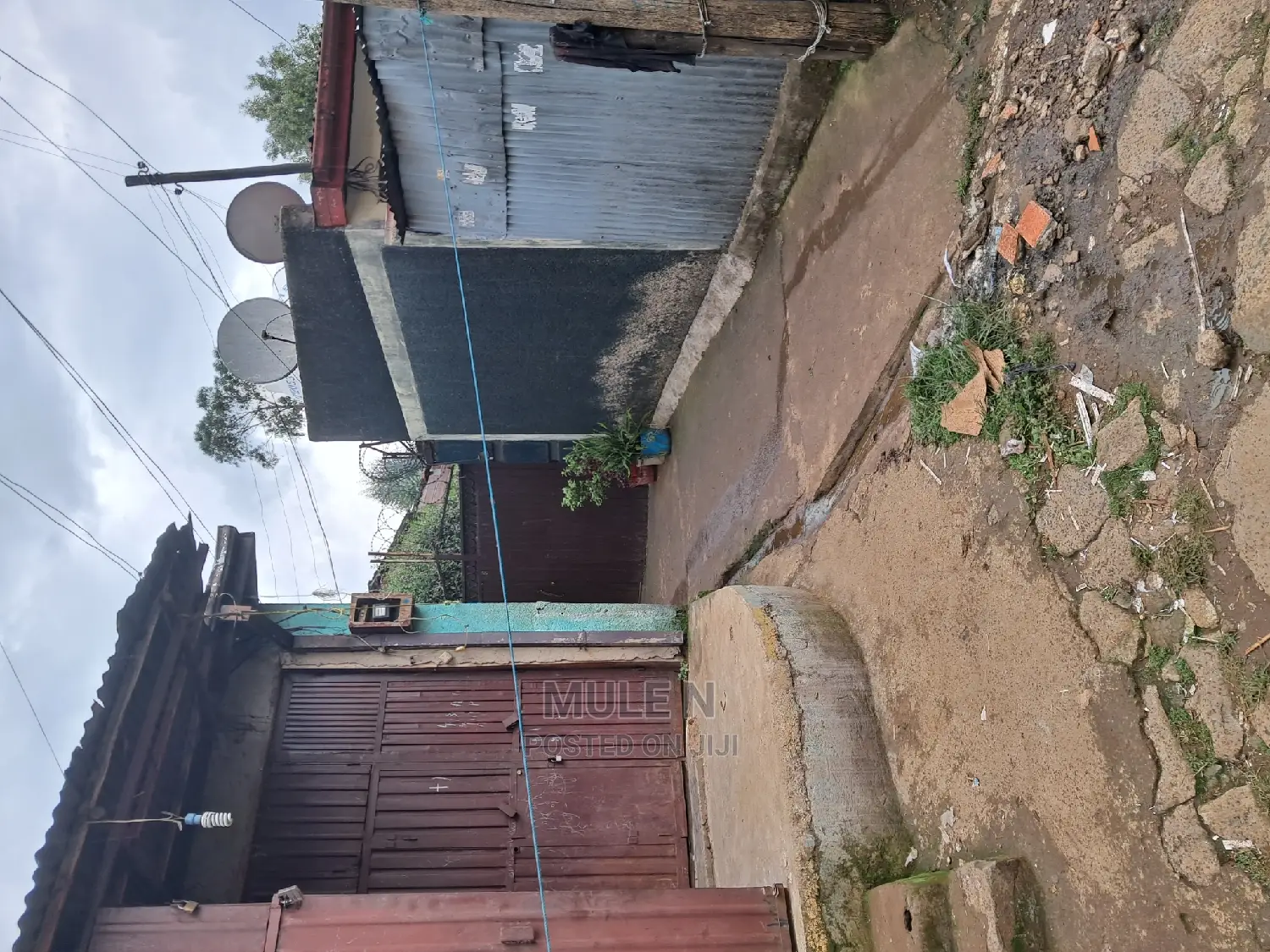 ፈራሽ ቤት ማርቆስ ህንፃ ጀርባ