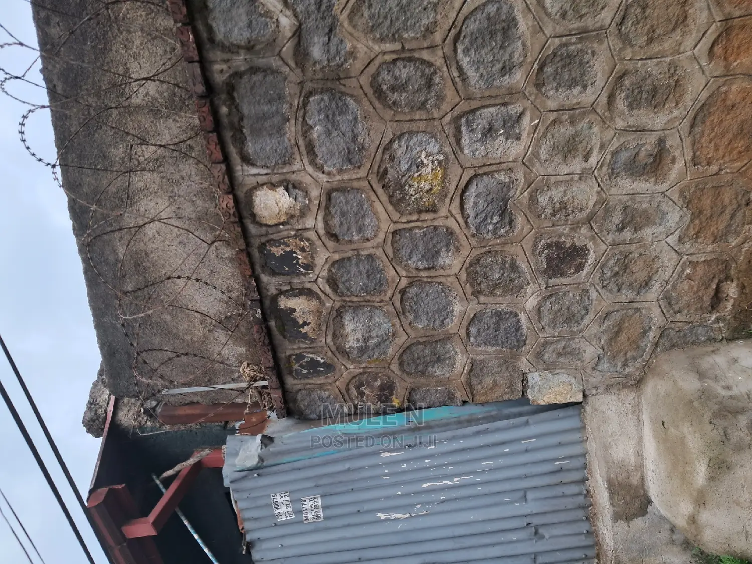 ፈራሽ ቤት ማርቆስ ህንፃ ጀርባ