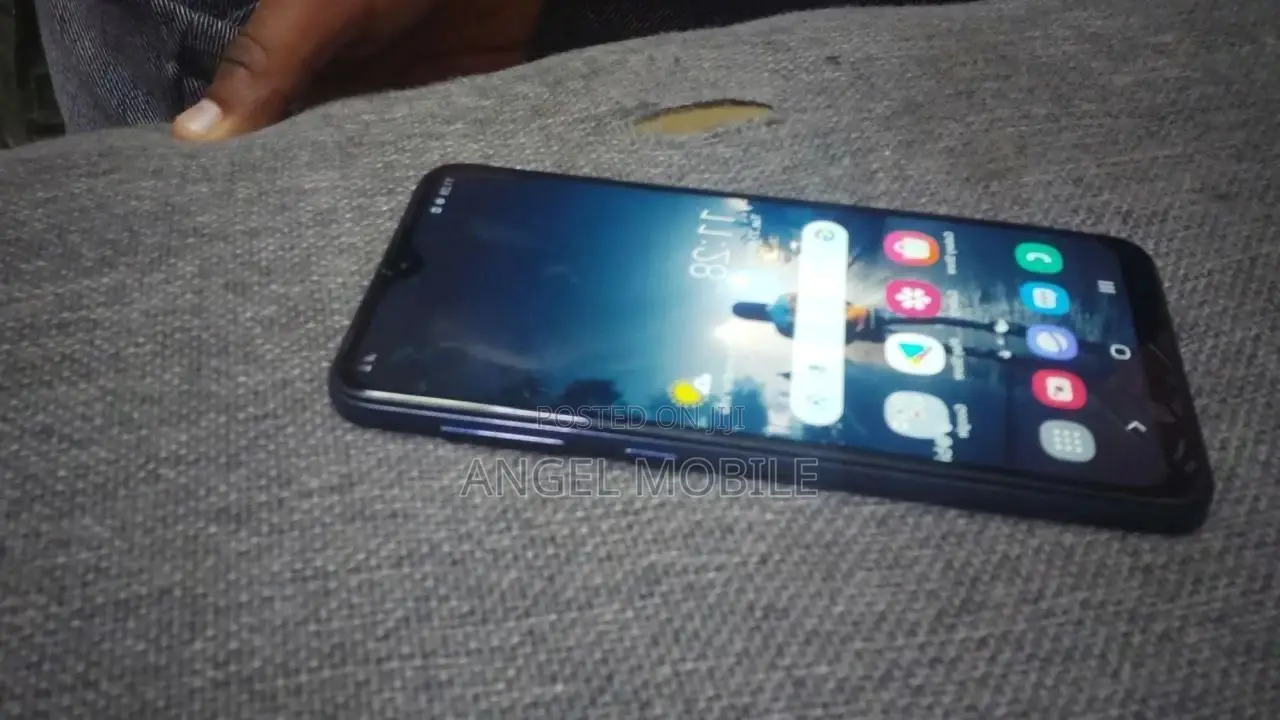 New Samsung Galaxy M10 32 GB Blue