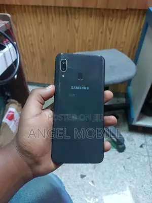 Photo - New Samsung Galaxy A20 32 GB Black
