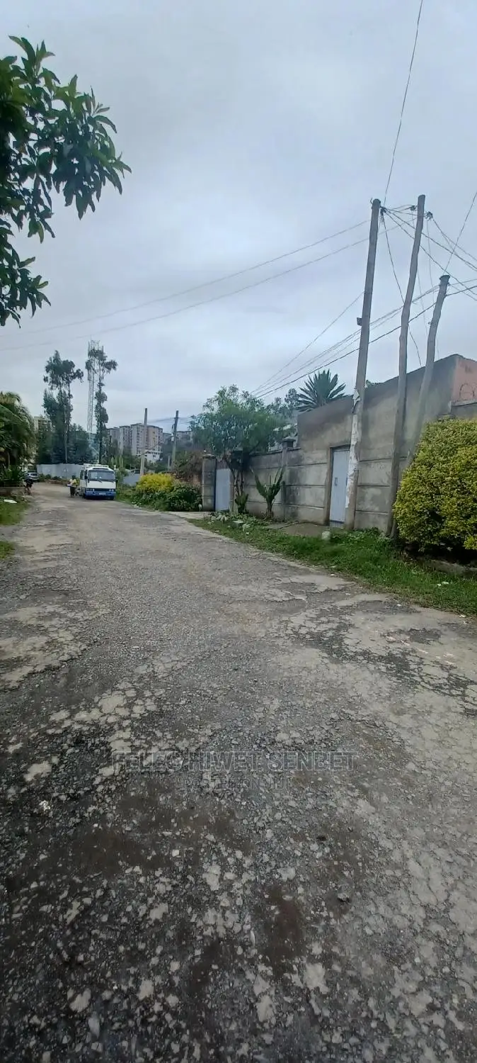 የሚሸጥ የድሮ ቪላ ቤት ያለው ቦታ