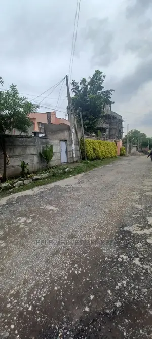 የሚሸጥ የድሮ ቪላ ቤት ያለው ቦታ