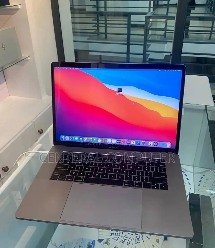 New Laptop Apple MacBook Pro 2017 8GB Intel Core I7 SSD 512GB