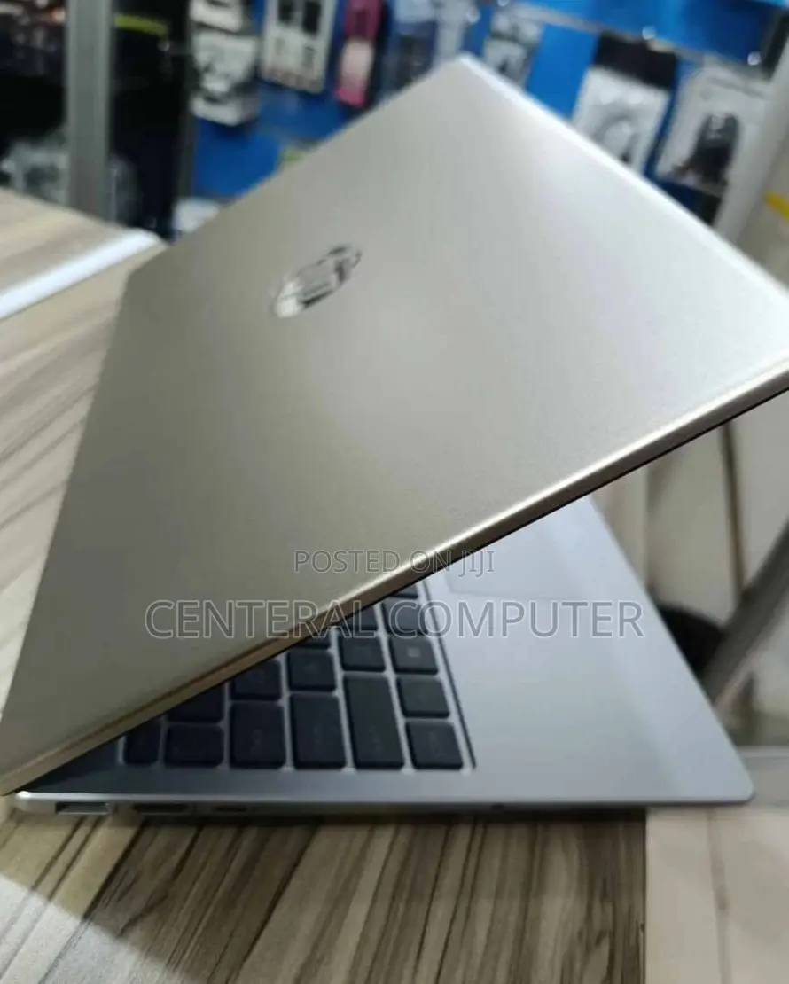 New Laptop HP 240 G3 8GB AMD Ryzen 5 SSD 512GB