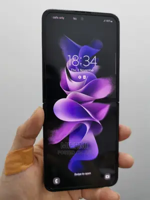 Photo - New Samsung Galaxy Z Flip3 5G 128 GB Black