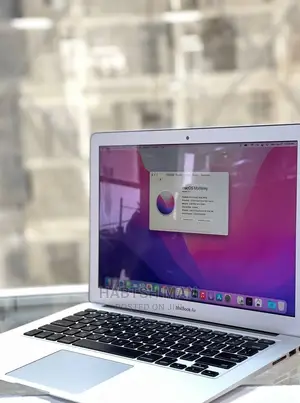 New Laptop Apple MacBook 2017 8GB Intel Core I5 SSD 256GB