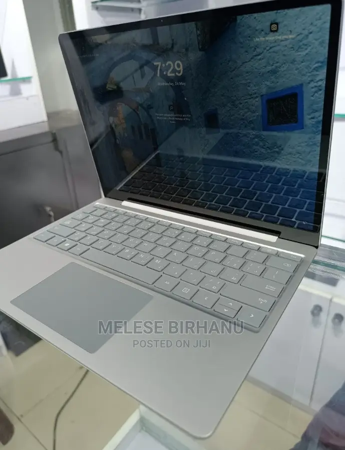 New Laptop Microsoft Surface 8GB Intel Core I5 SSD 256GB