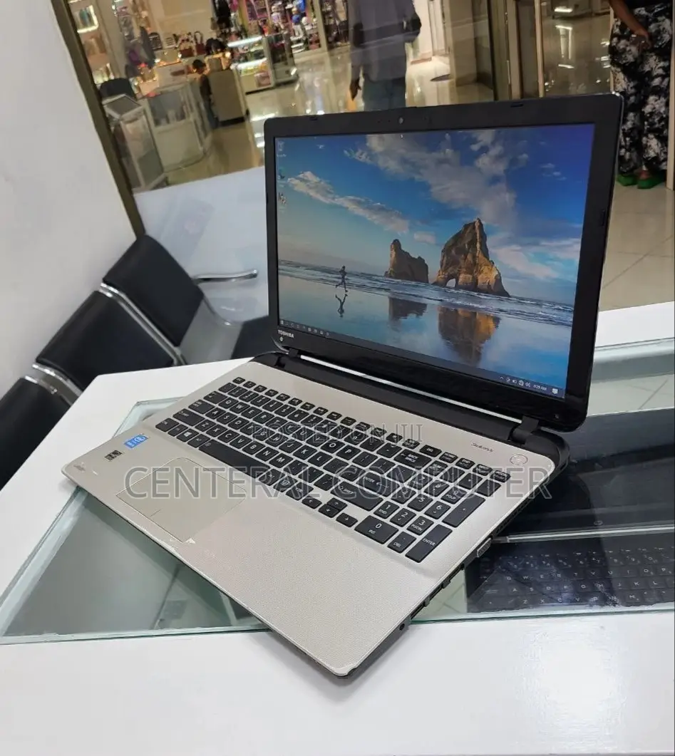 Laptop Toshiba Satellite L555 4GB Intel Core I5 SSD 500GB