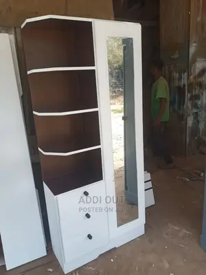 ሸሚዝ ኮሞ እና ድሬሲንግ ሁለቱን ባንድ