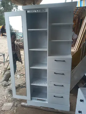 ሸሚዝ ኮሞ እና ድሬሲንግ ሁለቱን ባንድ