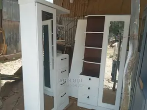 ሸሚዝ ኮሞ እና ድሬሲንግ ሁለቱን ባንድ