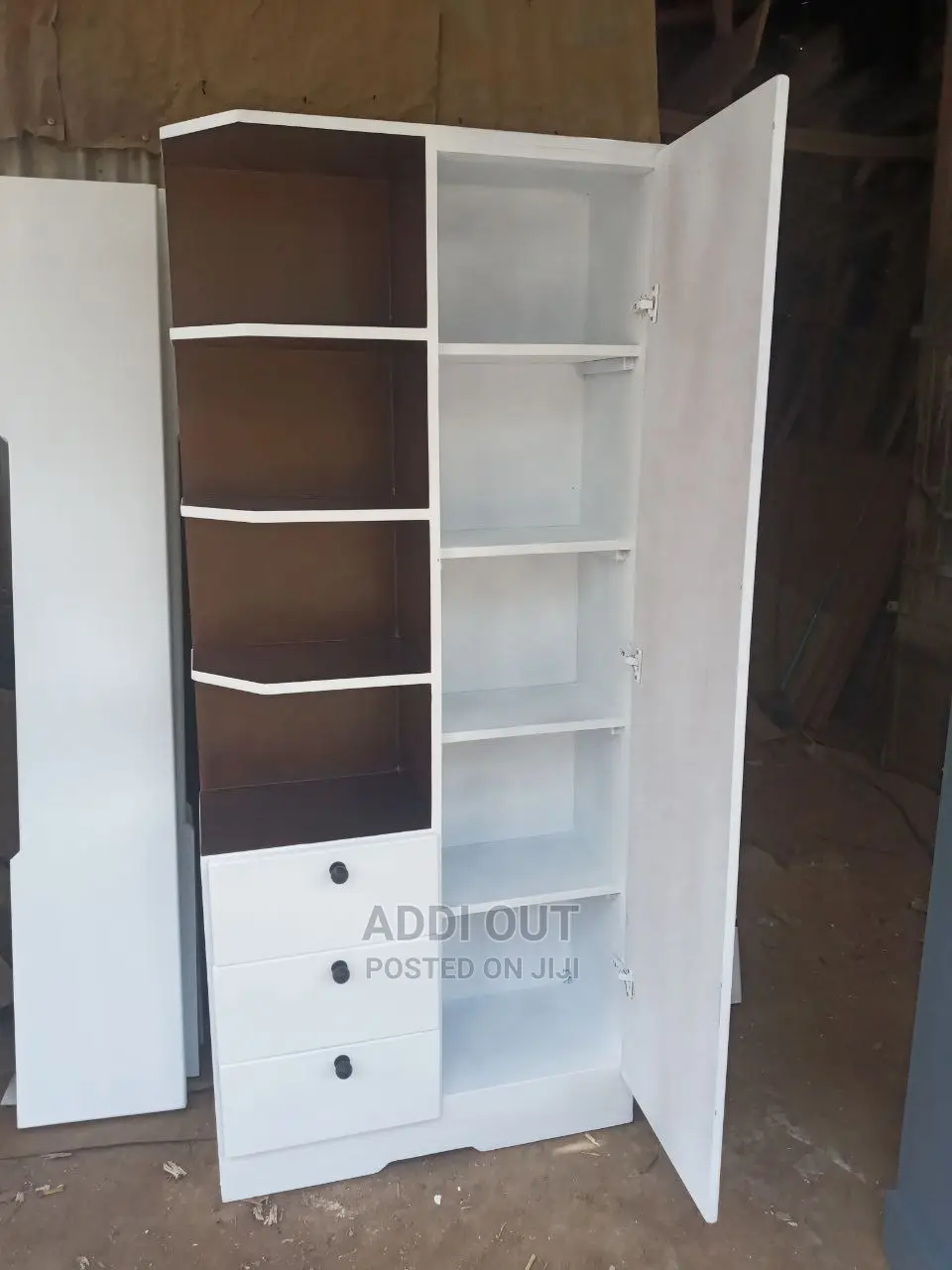 ሸሚዝ ኮሞ እና ድሬሲንግ ሁለቱን ባንድ