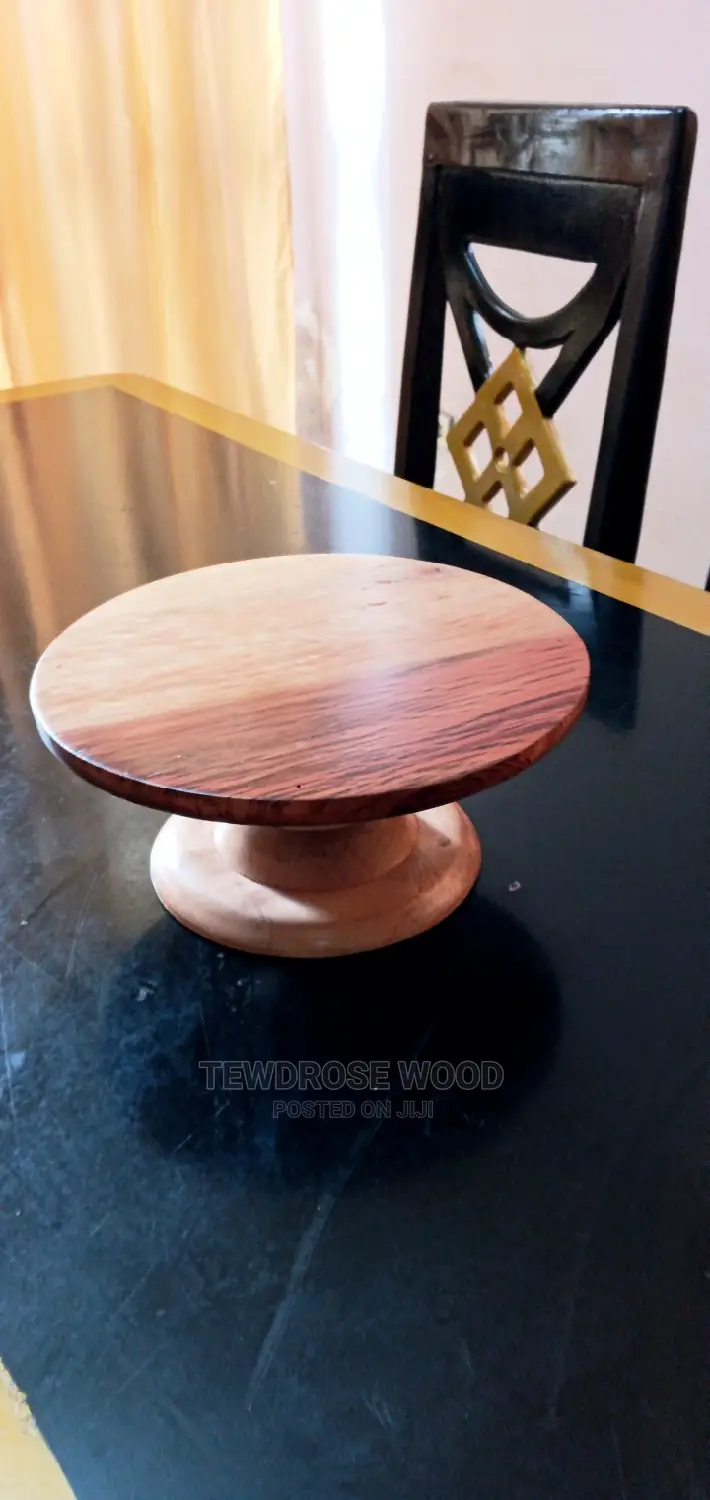 Very Beautiful Standing Plate for a Cake.