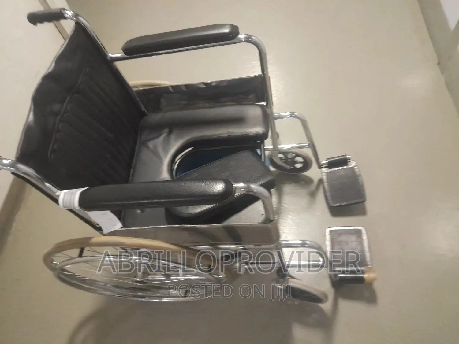 Used Commode Wheelchair የሽንት ቤት መቀመጫ ያለው በመጠኑ ያገለገሉ