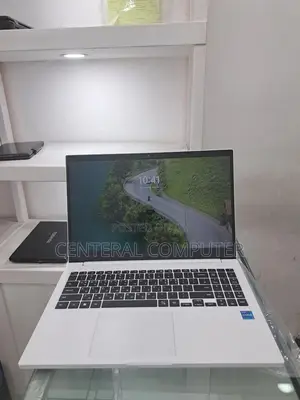 New Laptop Samsung 8GB Intel Core I5 SSD 256GB