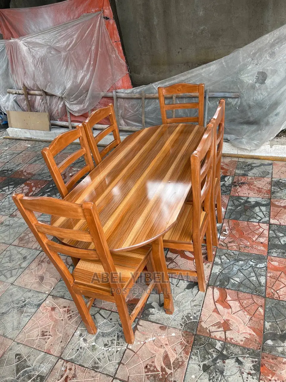 ከ ዋንዛ የተሰራ ባለ 6 ወንበር ጠረፔዛ