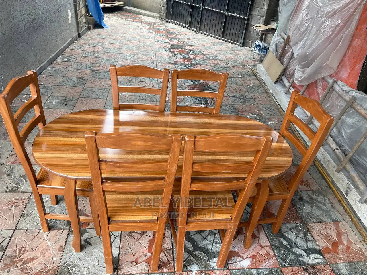 ከ ዋንዛ የተሰራ ባለ 6 ወንበር ጠረፔዛ