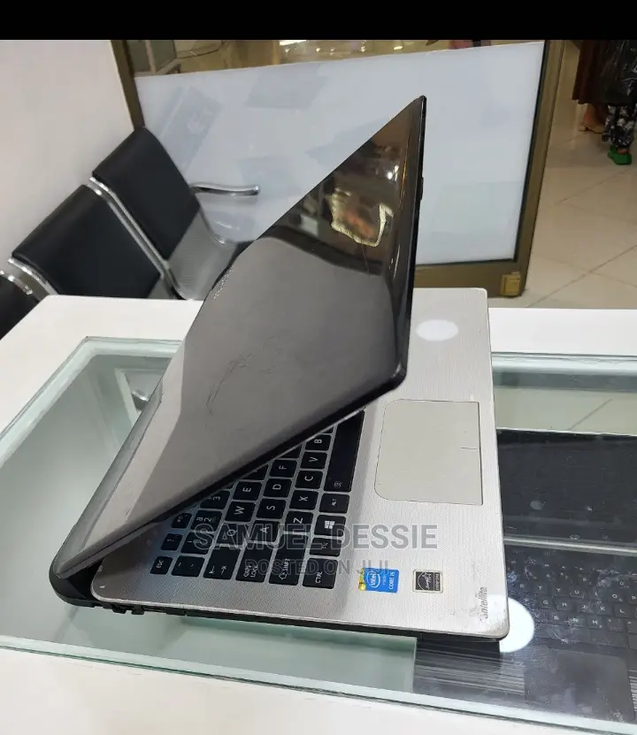 Laptop Toshiba Satellite L555 4GB Intel Core I5 HDD 500GB