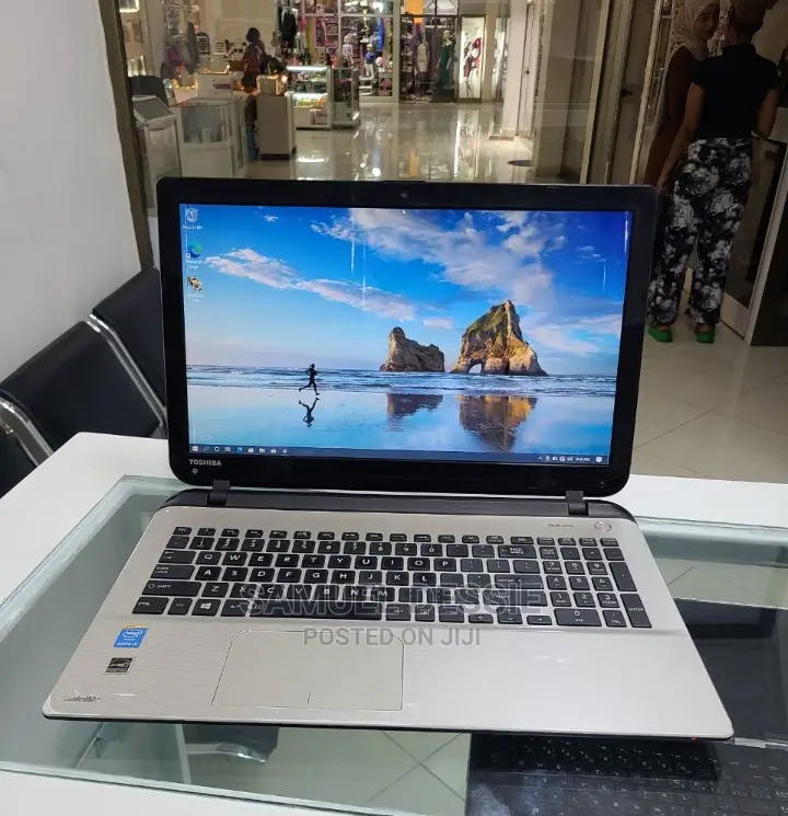 Laptop Toshiba Satellite L555 4GB Intel Core I5 HDD 500GB