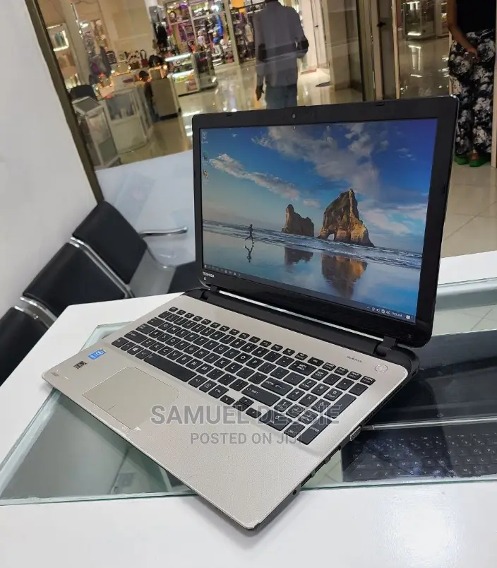 Laptop Toshiba Satellite L555 4GB Intel Core I5 HDD 500GB