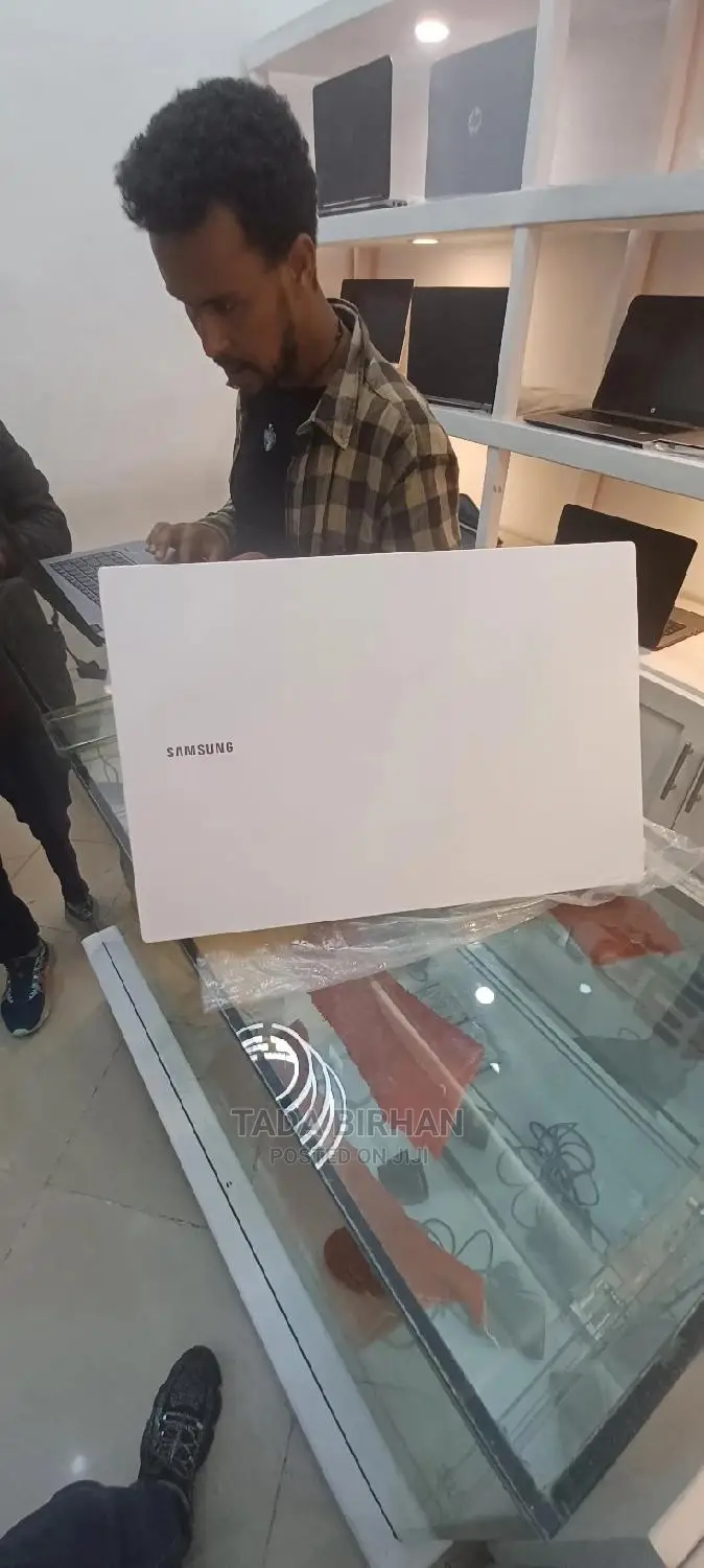 New Laptop Samsung Chromebook 3 XE501 8GB Intel Core I5 SSD 256GB