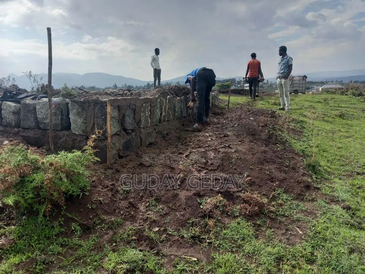 140 ካሜ የማህበር ቦታ አቅጣጫ መንገድ ያዋስናል 150 ካሬ ትርፍ ቦታ ያለው