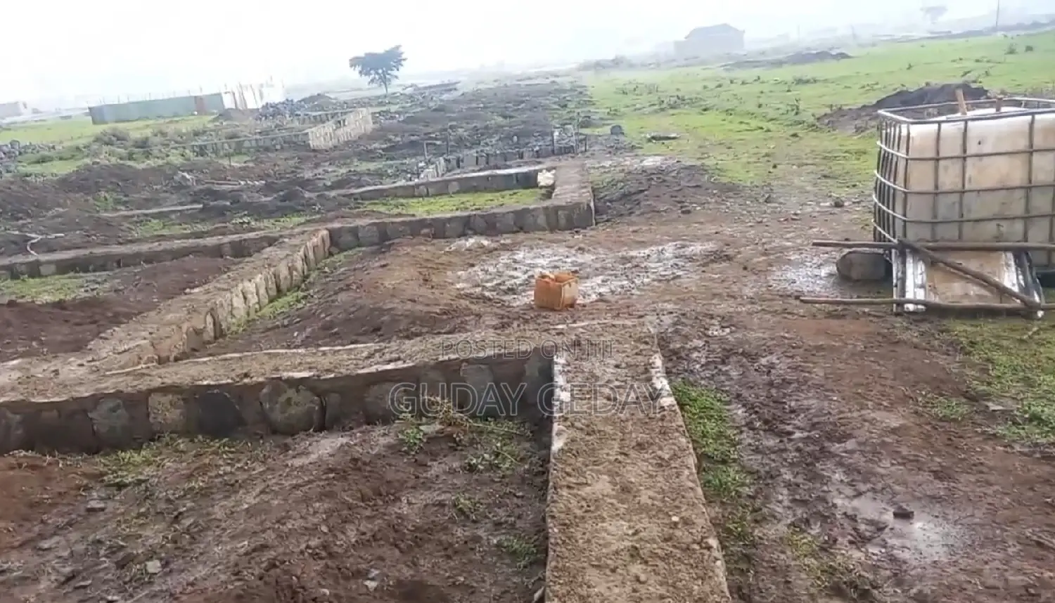 140 ካሜ የማህበር ቦታ አቅጣጫ መንገድ ያዋስናል 150 ካሬ ትርፍ ቦታ ያለው