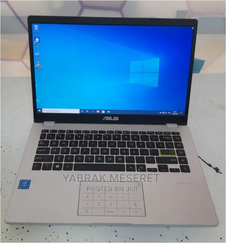 Laptop Asus VivoBook 15 X505BA 4GB Intel Xeon SSD 128GB