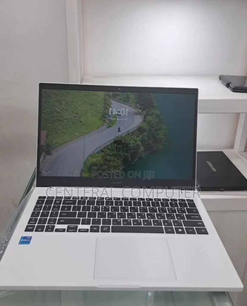 New Laptop Samsung 8GB Intel Core I5 SSD 256GB