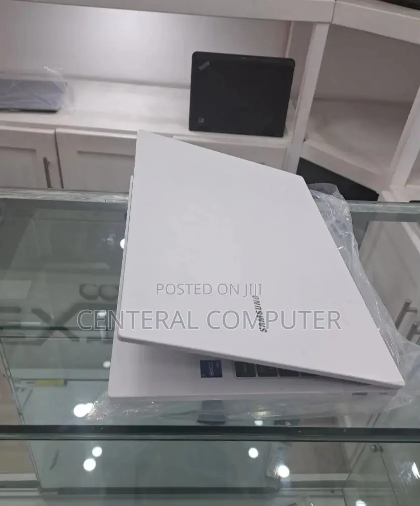 New Laptop Samsung 8GB Intel Core I5 SSD 256GB