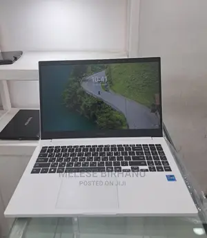 New Laptop Samsung 8GB Intel Core i5 SSD 256GB
