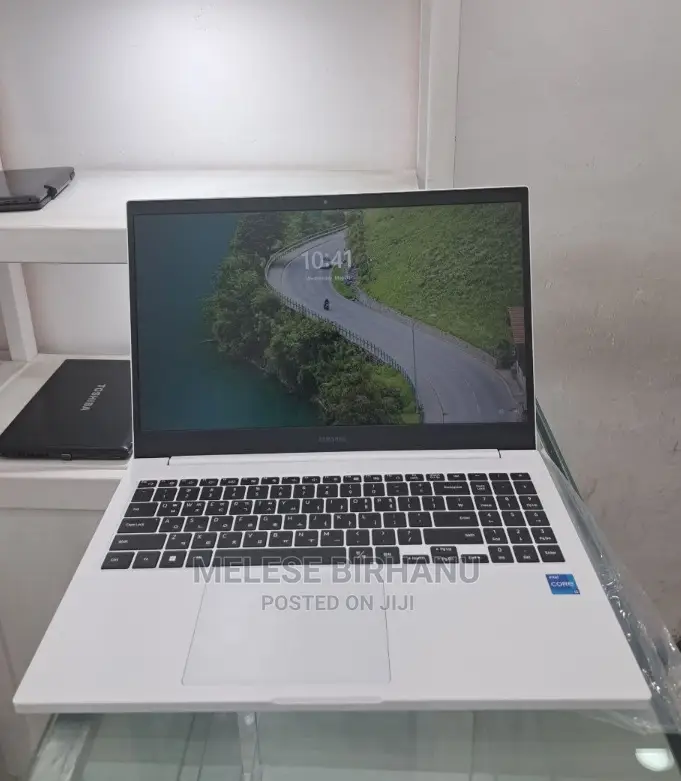 New Laptop Samsung 8GB Intel Core i5 SSD 256GB