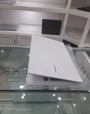 New Laptop Samsung 8GB Intel Core i5 SSD 256GB