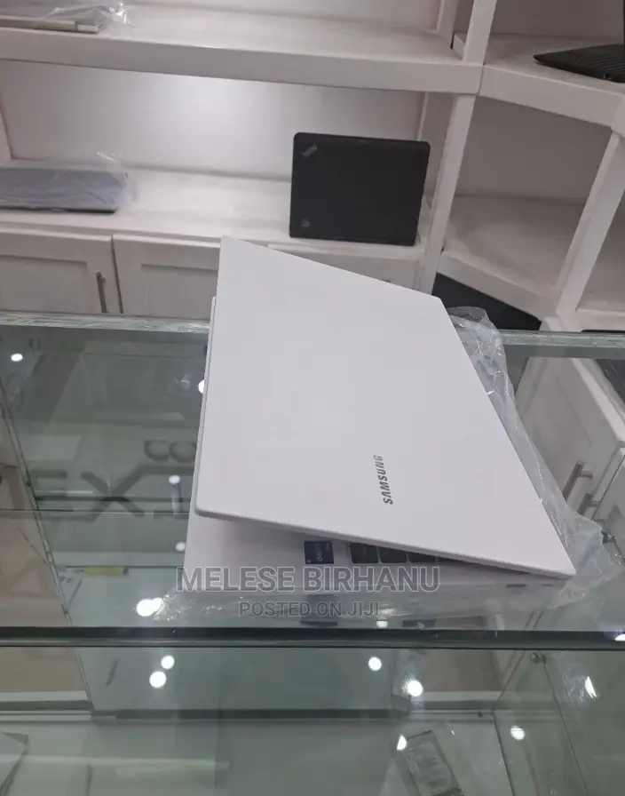 New Laptop Samsung 8GB Intel Core i5 SSD 256GB