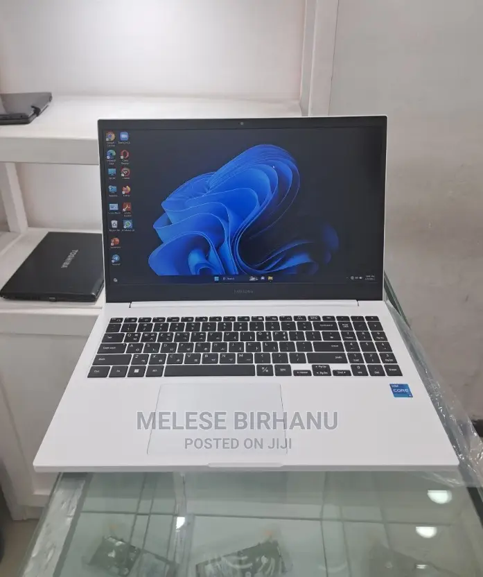 New Laptop Samsung 8GB Intel Core i5 SSD 256GB