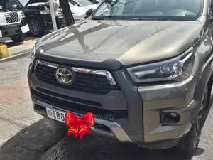 Photo - Toyota Hilux 2021 Green