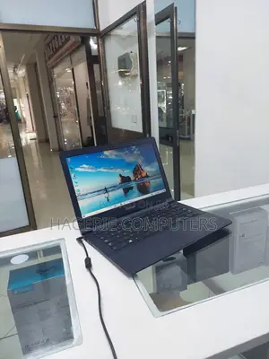 New Laptop Samsung NP900X3A 4GB Intel Core 2 Quad SSD 128GB