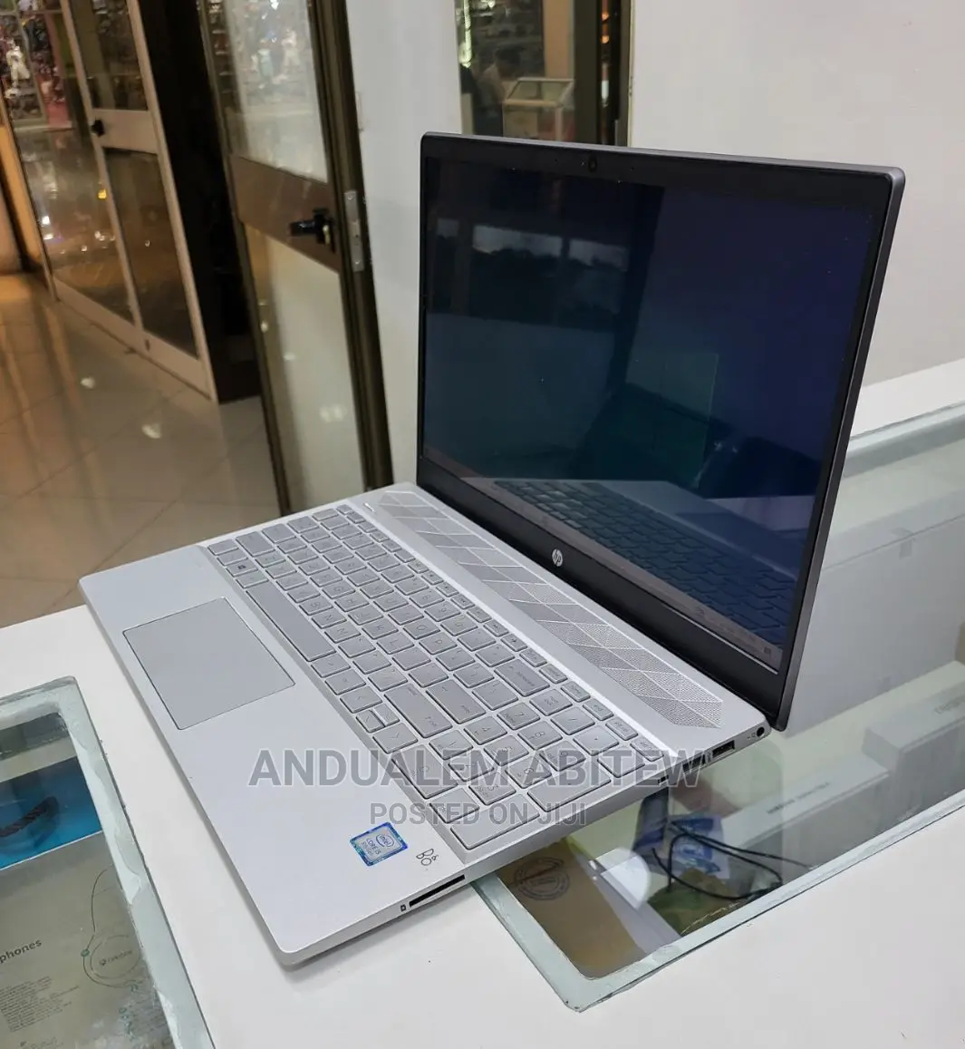 New Laptop HP Pavilion 15 8GB Intel Core I5 SSHD+SSD 1T