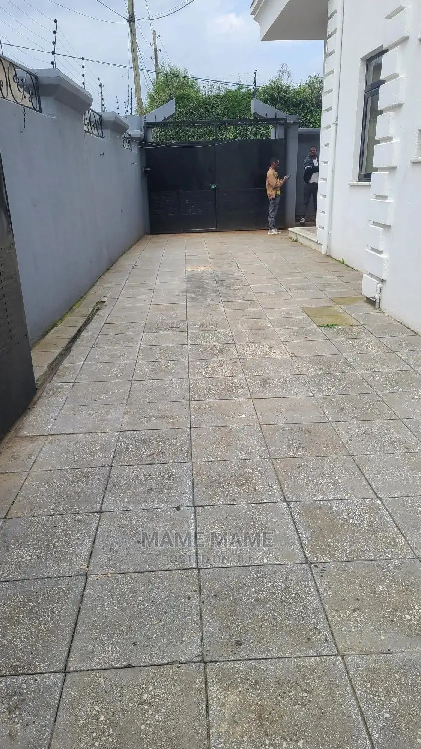 5bdrm House in Addis Abeba, Bole for sale