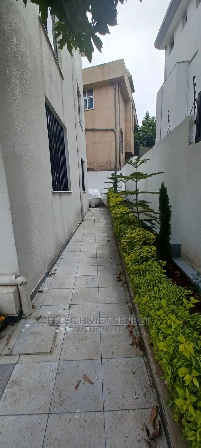 6bdrm House in አአ, Bole for sale