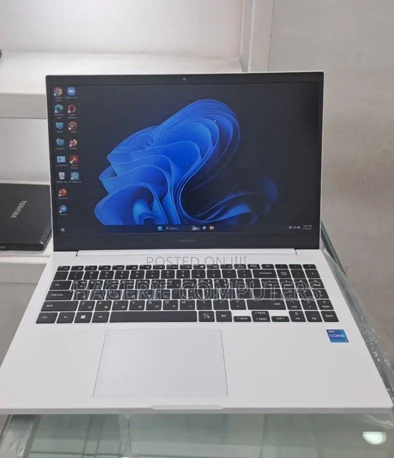 New Laptop Samsung NP900X4D 8GB Intel Core I5 SSD 256GB