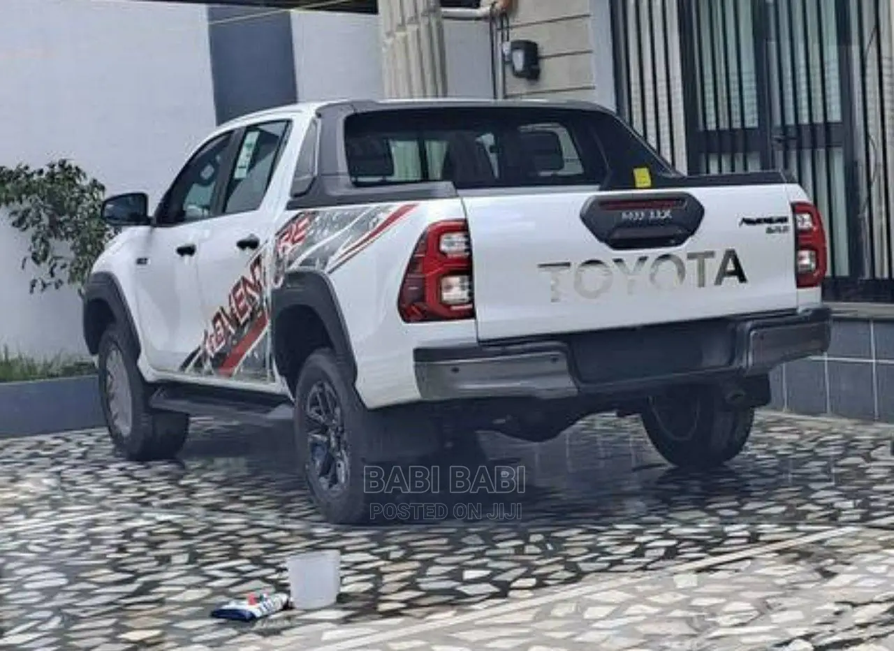 New Toyota Hilux 2023 White