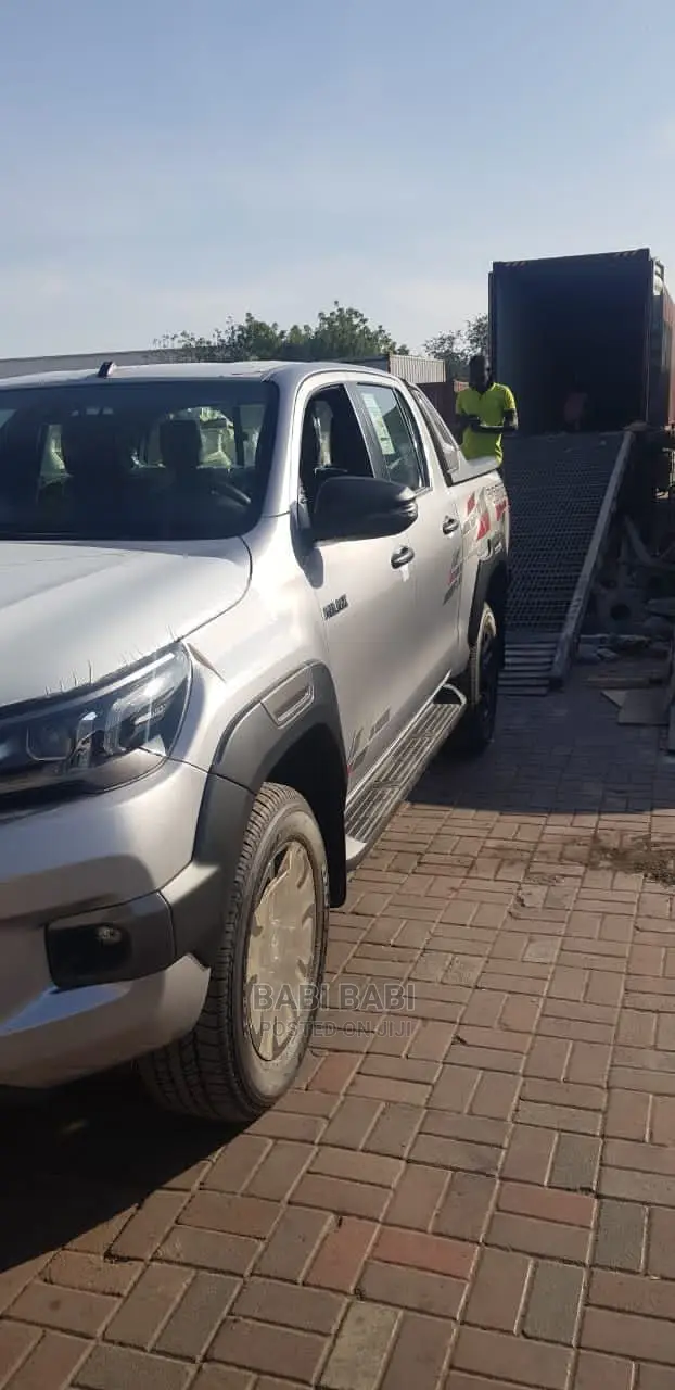 New Toyota Hilux 2023 Silver