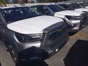 New Toyota Hilux 2023 Silver