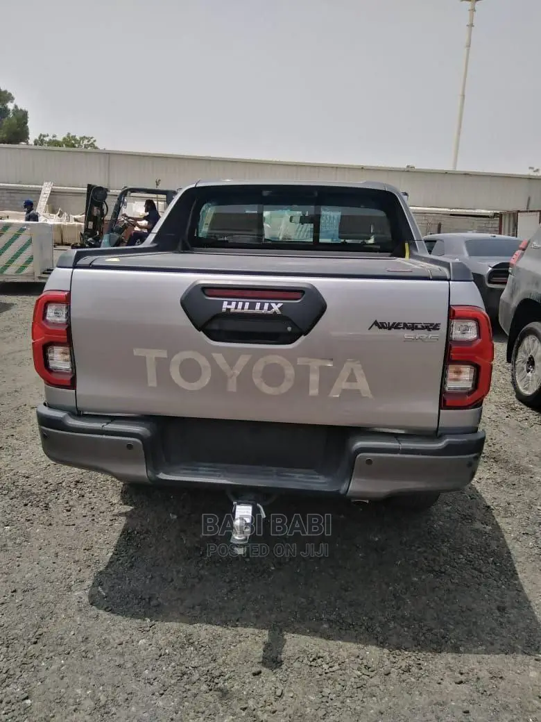 New Toyota Hilux 2023 Silver