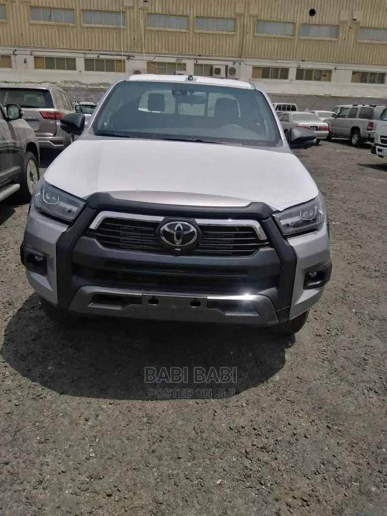 New Toyota Hilux 2023 Silver